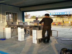 江蘇南京鼓樓區(qū)某工地現(xiàn)場橋式三輥閘、擺閘案例