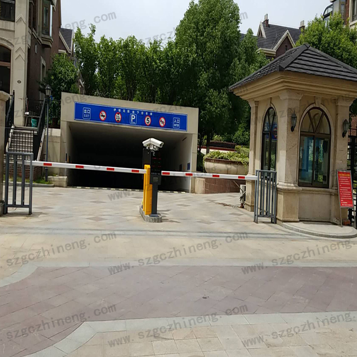 張家港伊頓花園別墅現(xiàn)場(chǎng)案例車(chē)牌識(shí)別加廣告道閘，人行通道閘（護(hù)外人臉識(shí)別加擺閘